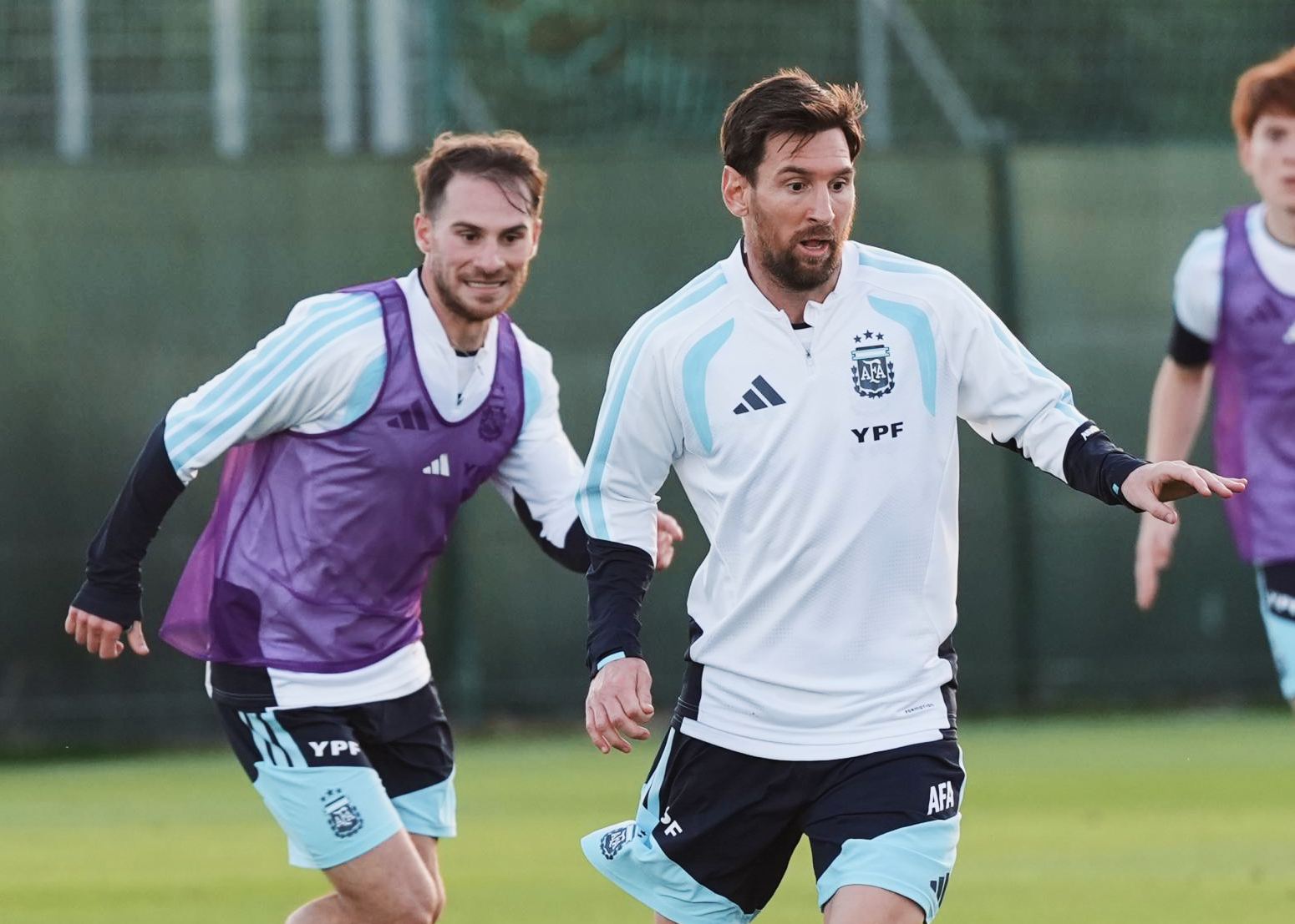 Le tweet officiel de Liverpool a publié une photo de l'entraînement de l'équipe nationale de Macca, et Messi a été ridiculisé par les fans pour être sur la photo.