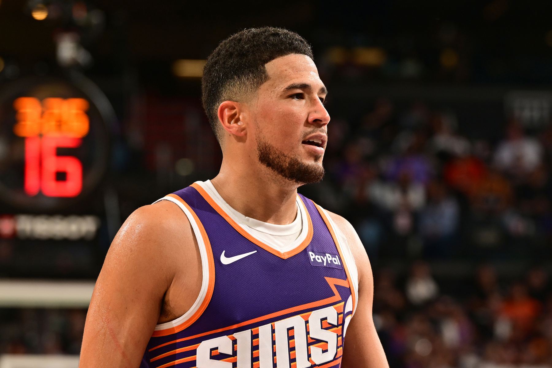 Les 2 pénalités clés tuent le suspense du jeu ! Booker a marqué 26 points, 3 rebonds et 9 passes décisives en 38 minutes.