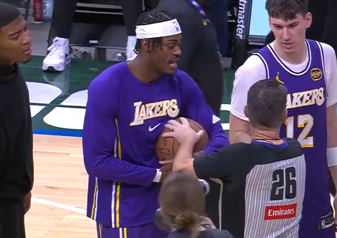 Les Lakers voulaient donner le ballon à un nouveau membre de l'équipe et l'arbitre l'a arrêté, mais Antetokounmpo est intervenu et a donné le ballon aux Lakers.