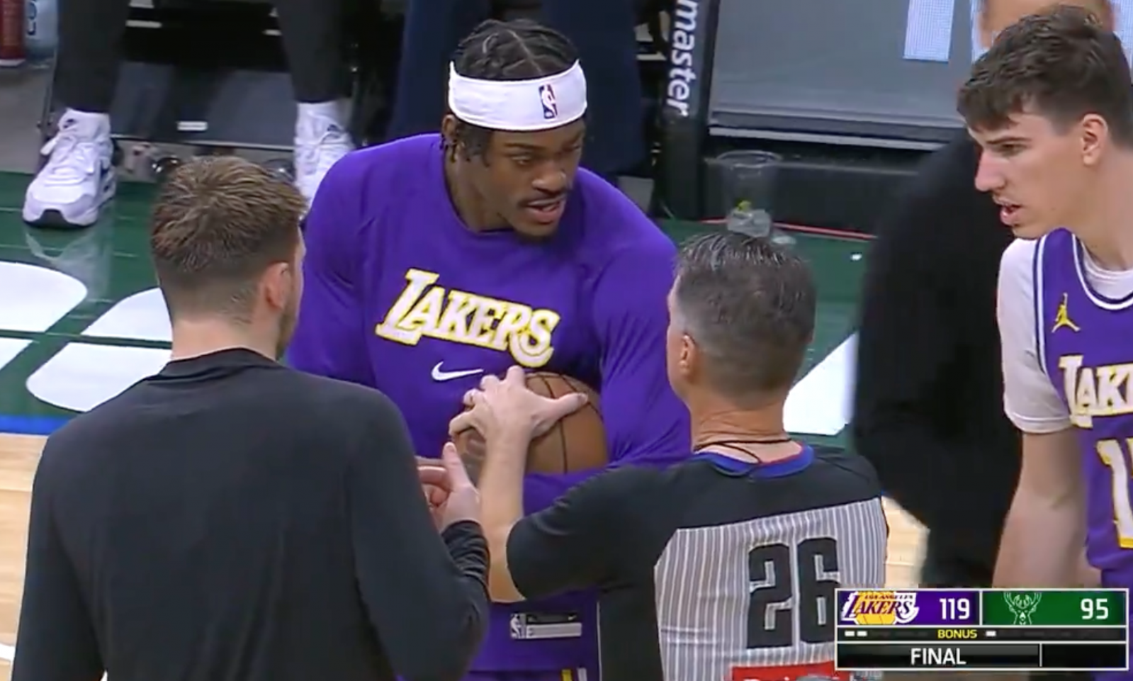 Le nouveau joueur des Lakers, Tierro, a fait ses débuts en carrière, et Antetokounmpo l'a appris et a pris l'initiative de lancer le ballon.