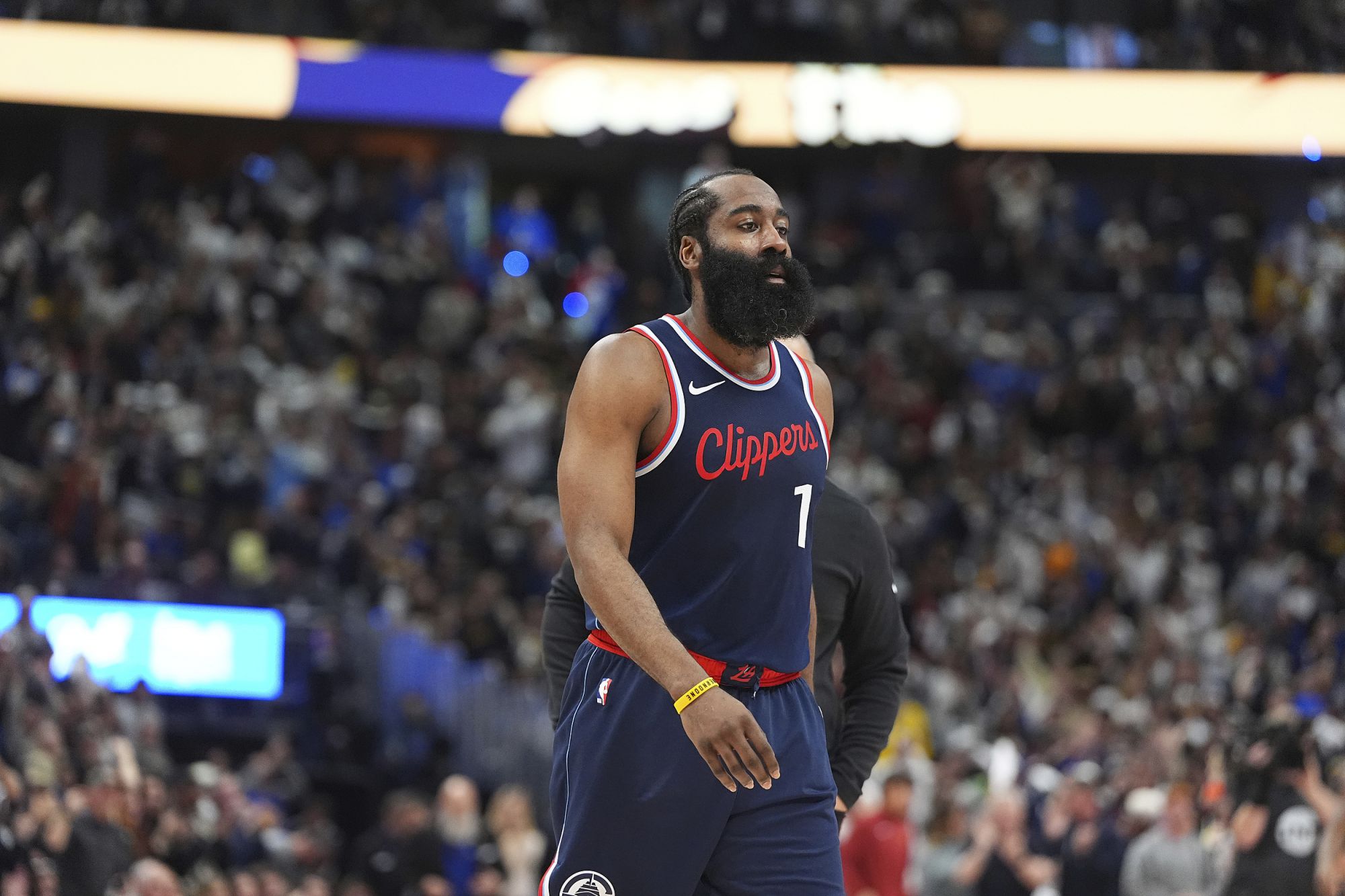 3 minutes de repos en trois quarts ! Harden a marqué 27 points sur 8 tirs sur 14, 9 rebonds et 9 passes décisives.